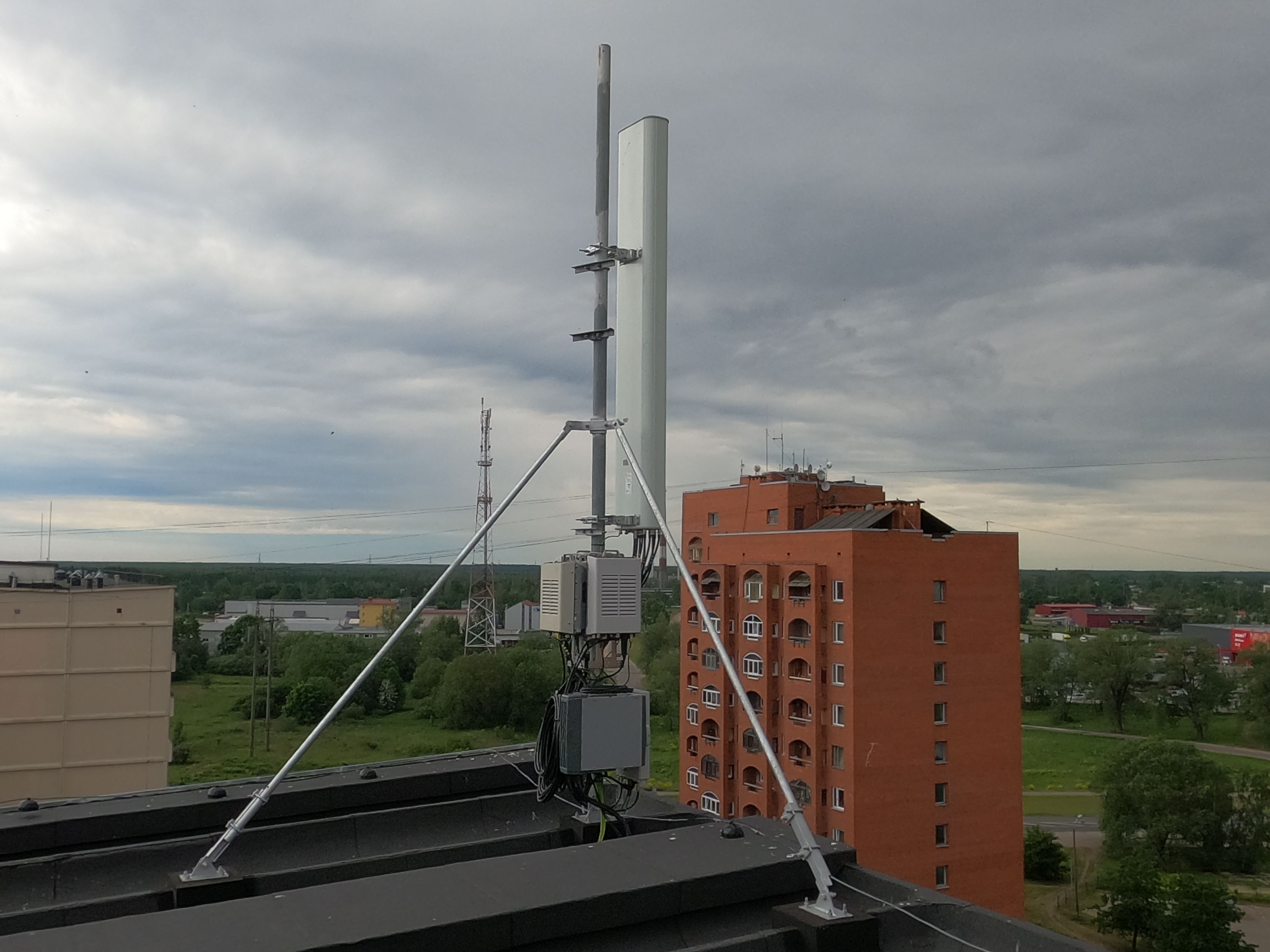 Tā izskatās TELE2 antena uz mājas jumta Īslīces ielā 5. Katru mēnesi māja saņem no operatora 350 eiro