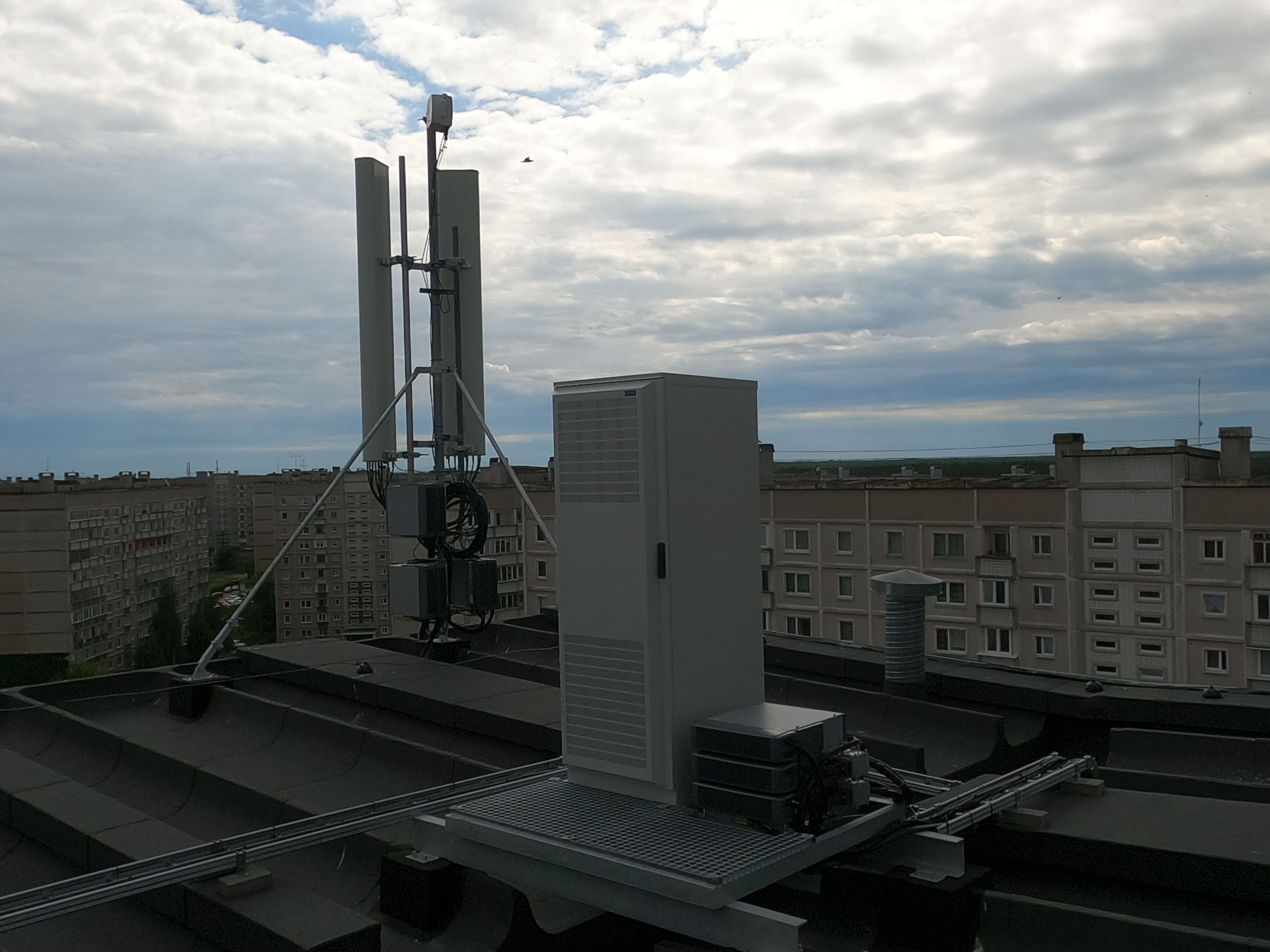 Tā izskatās TELE2 antena uz mājas jumta Īslīces ielā 5. Katru mēnesi māja saņem no operatora 350 eiro