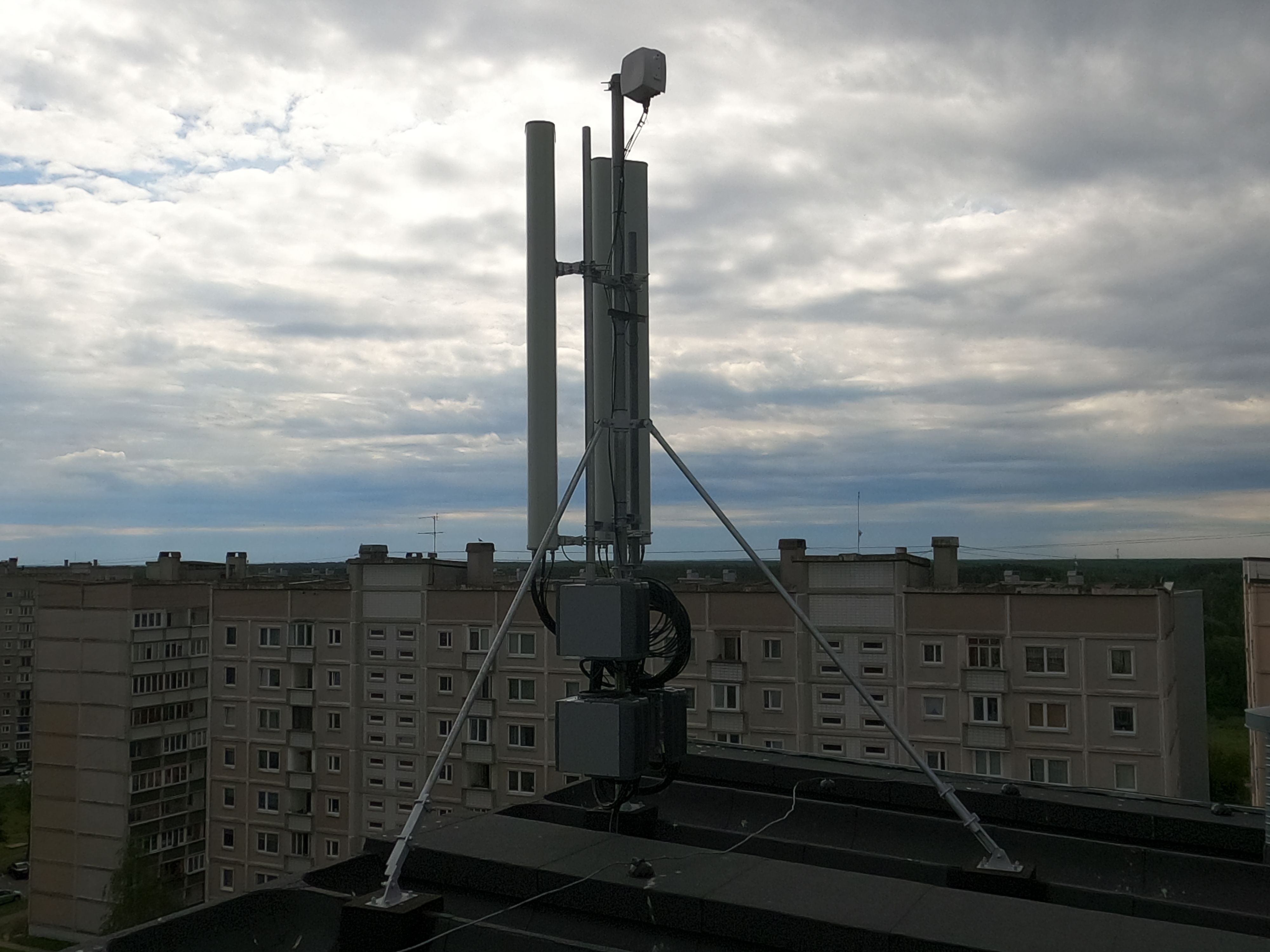 Tā izskatās TELE2 antena uz mājas jumta Īslīces ielā 5. Katru mēnesi māja saņem no operatora 350 eiro